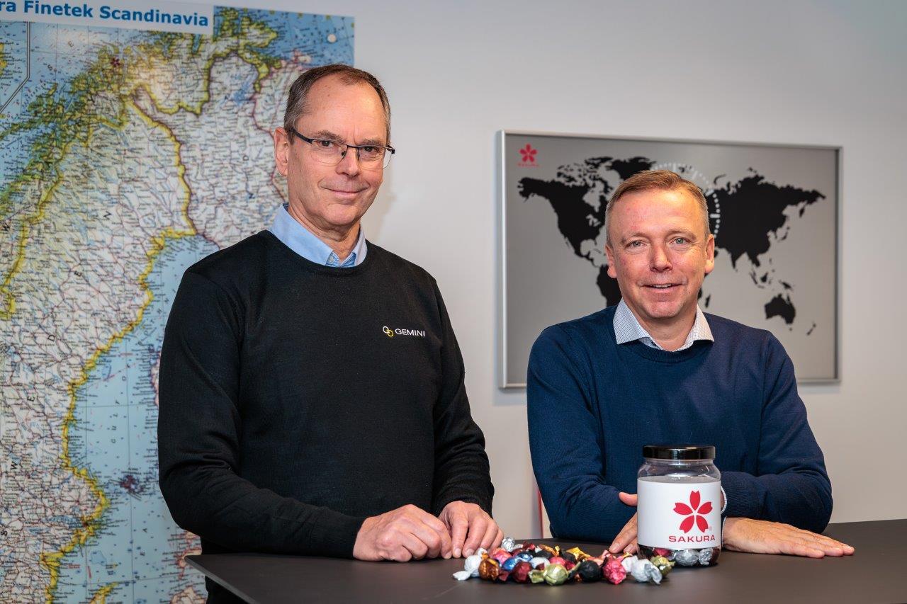 Søren Trærup Kjærsgaard fra Sakura og Christian Hansen fra Gemini med Chokolade Julehilsen